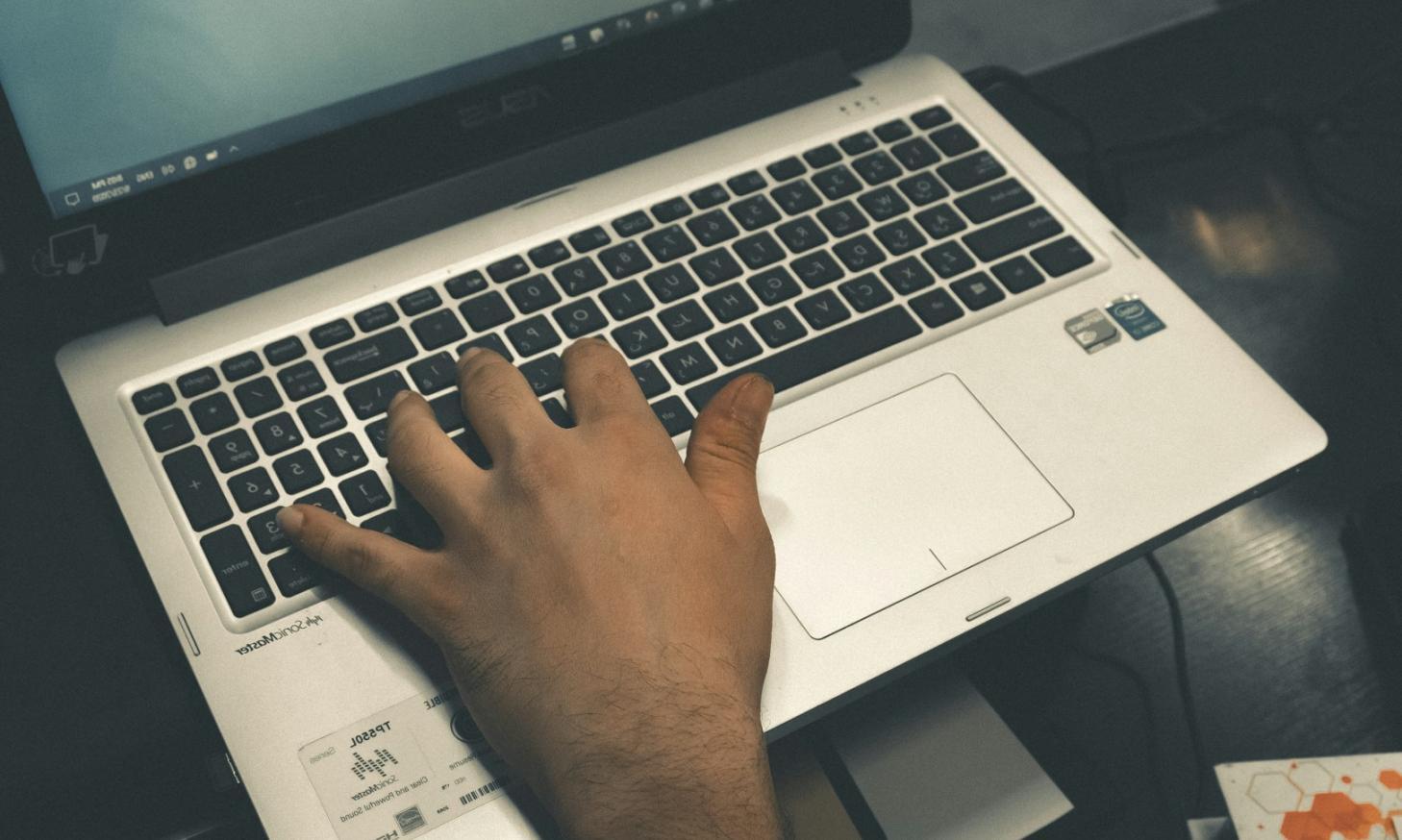 Equipo colaborativo trabajando en estrategias de adaptación empresarial